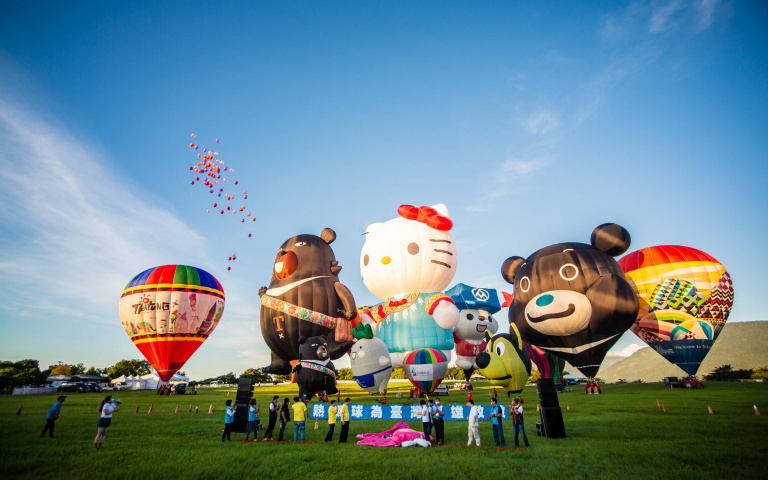 HELLO KITTY及喔熊熱氣球登場 夜晚泡湯賞最美星空