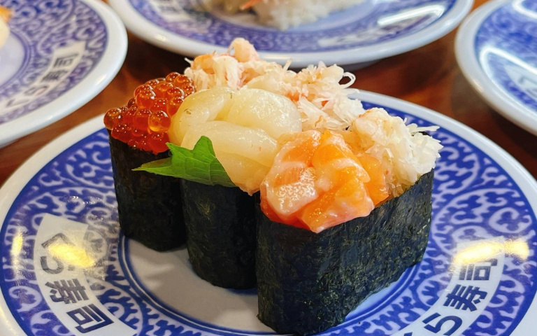 澎湃蟹肉一次吃!藏壽司「美味道蟹祭」限時7天,松葉蟹肉、鮭魚卵、鮭魚卵上桌!
