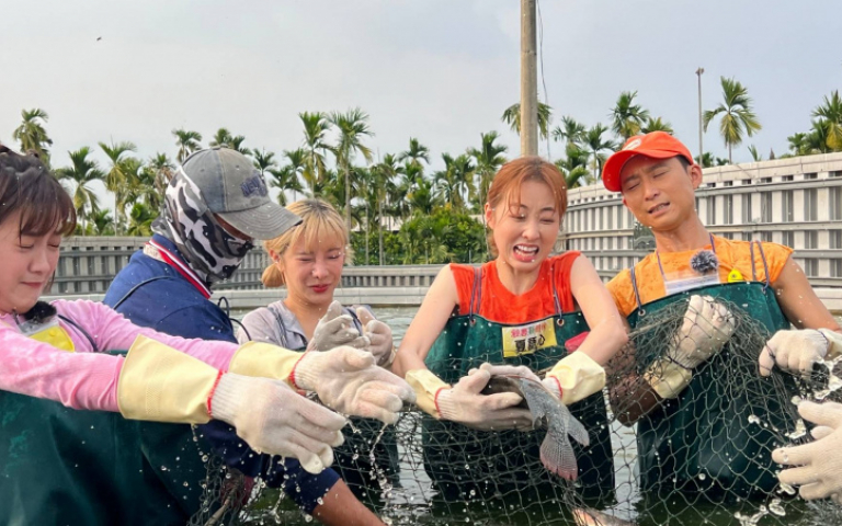 浩子玩「數支」　夏語心慘抽中被拱喝魚塭水