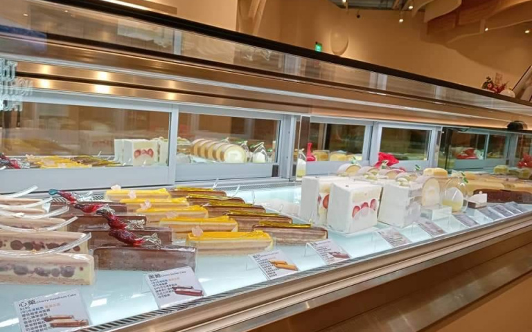 甜點店進駐大賣場!四款慕斯蛋糕,巧克力、櫻桃野莓,搭配咖啡最剛好!