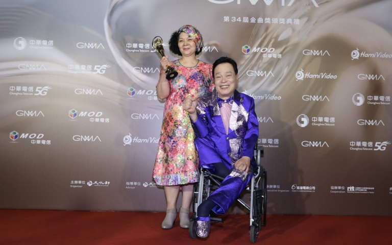 金曲34/阿吉仔出道36年首奪歌王 深情告白老婆一路陪伴