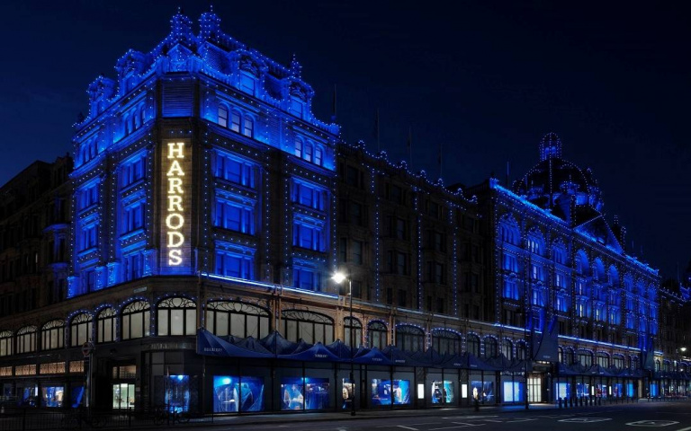 倫敦必逛景點:Harrods百貨騎士藍夜景模式無敵美！限時一個月的Burberry沉浸式世界太值得朝聖！