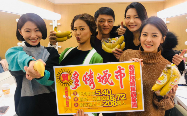 催《多情城市》出猛男年曆 侯怡君慶功收視紅盤