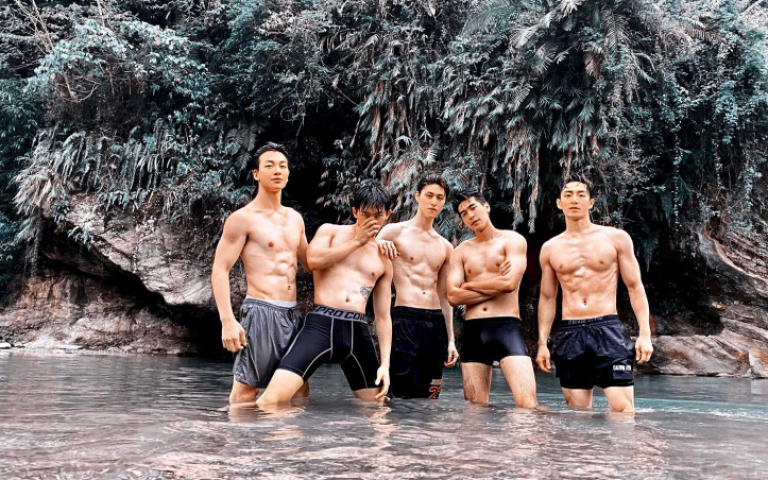 張洛偍合體「飛魚隊」回母校 拉涂善存玩水濕身秀肌肉