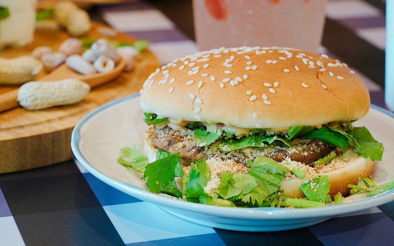 挑戰漢堡迷底線！　滿滿香菜獵奇入堡　超台香菜聖代同步開賣