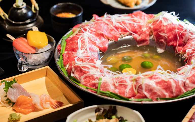 和牛控注意！　超視覺系鍋物「浮誇軒」報到　吃華麗肉山、推肉入鍋