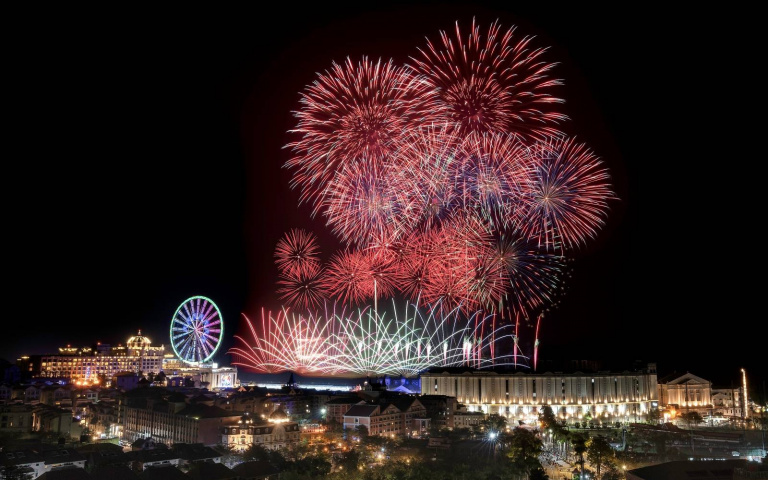 2024跨年煙火秀曝光！巨型飛字煙火、黃金瀑布、空中芭蕾超震撼！