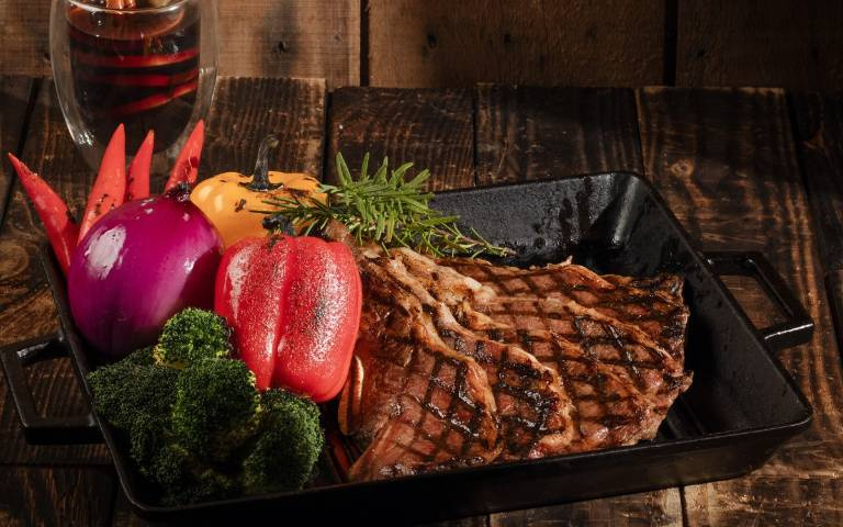 飯店聖誕色菜登場！戰斧牛排、BBQ豬肋排、熱紅酒、奶醬麵包布丁，準備開吃！