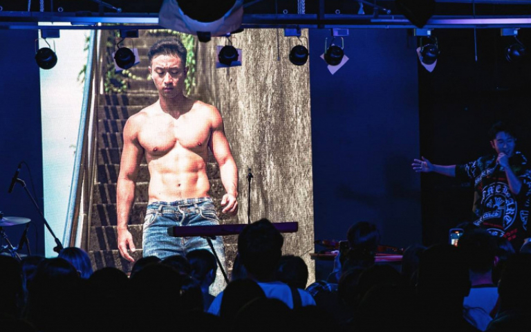 SAM LIN 超猛六塊肌身材意外曝光　遭熱情女歌迷丟性感內衣