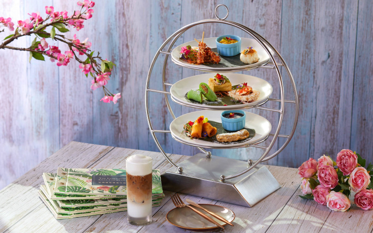 快揪姊妹！景觀餐廳全新南洋下午茶，開吃峇里島炸甜蕉沙嗲雞肉串等九款鹹甜小食！