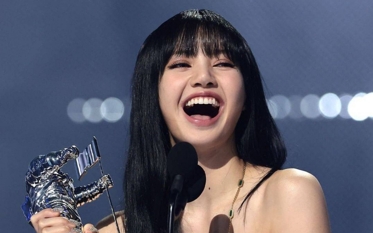 LISA「招牌瀏海」吹不亂的秘訣!整髮4招 讓瀏海乖乖聽話
