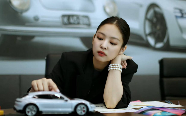 只有Jennie可以超越Jennie!親自設計保時捷車款,金屬黑、天藍輪胎、雲朵標誌有故事!