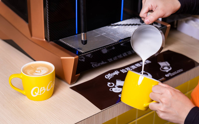 早餐店也有好咖啡！Q Burger概念店登場，阿拉比卡咖啡豆、智能取餐櫃、鐵板排餐扭轉印象
