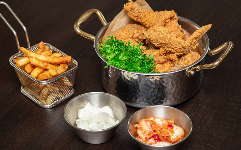 新餐飲品牌《炸激食堂》登場,扁可頌漢堡、經典炸雞、肉定食三味一次享用!