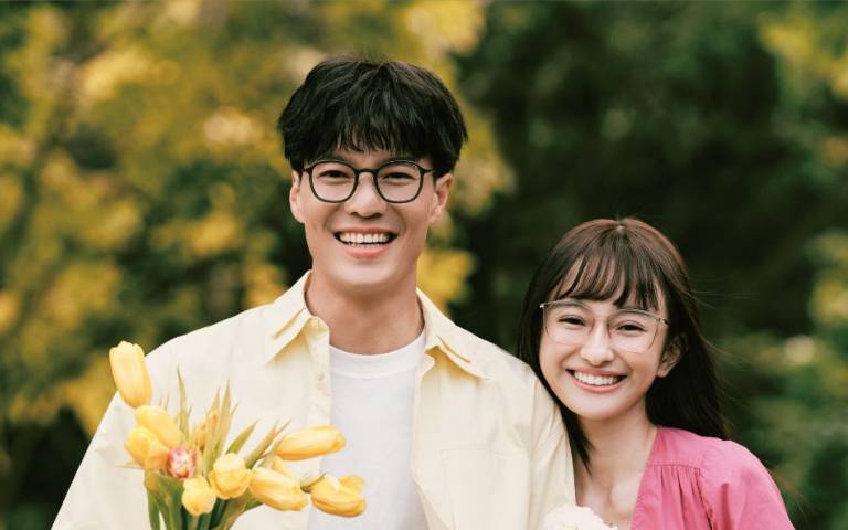 JINS推「春夏花系列」！四季花朵躍上臉龐，鈦金屬材質輕盈、親膚！