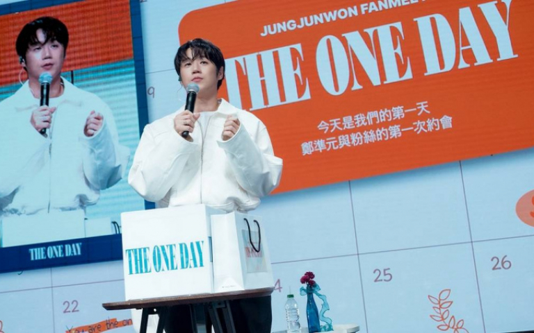 鄭準元換醫師袍為粉絲解惑　大方送《機智住院醫》劇本