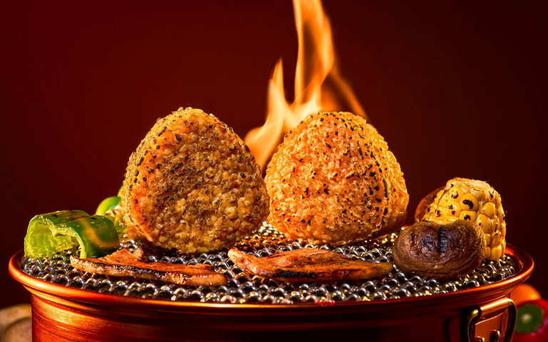 中秋烤肉新玩法！烤飯糰翻轉傳統吐司搭配，明太子鮭魚、爆漿起司開吃！