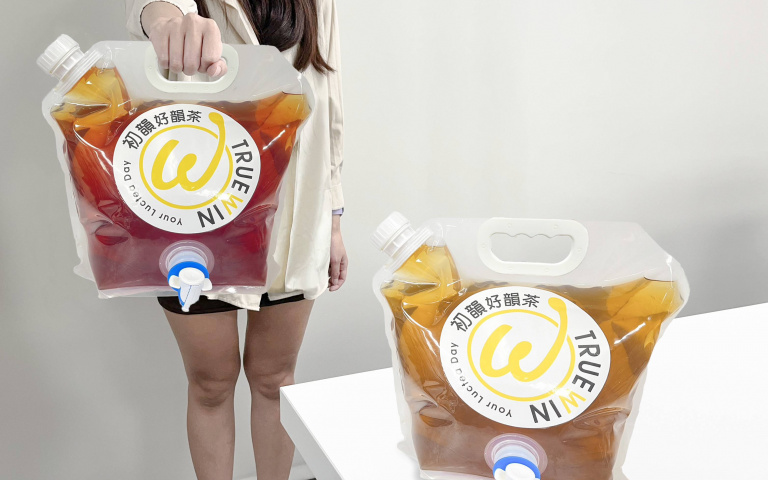 這次更像尿袋了!連鎖手搖飲推5公升「豪飲袋」,直接喝茶喝到飽