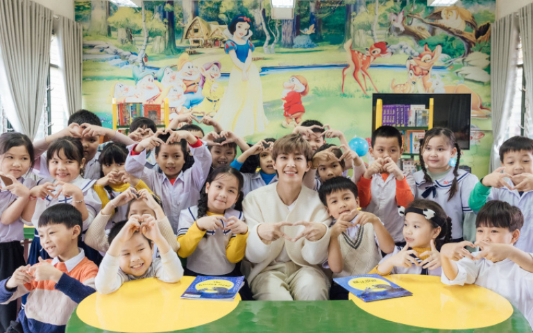 剛獲日網票選亞洲最帥　炎亞綸赴越南訪貧童…小孩搶著要簽名