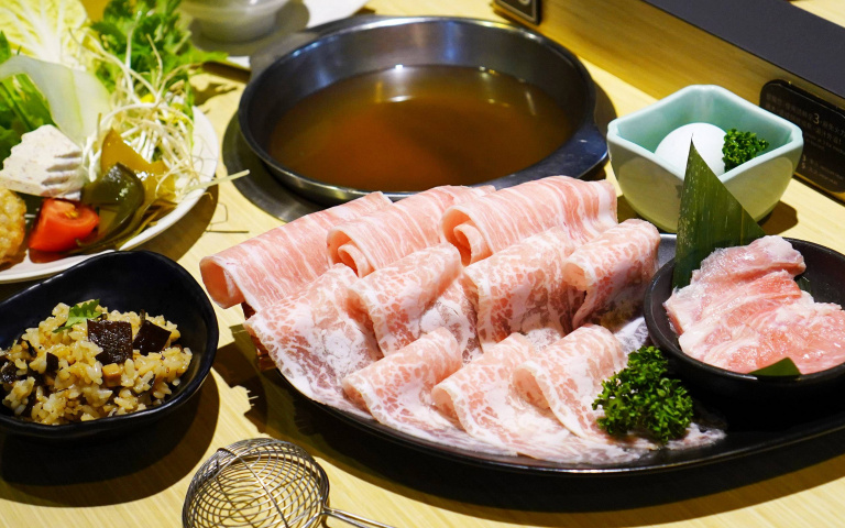 台中舊城小旅行2／老饕必嘗剝皮辣椒鍋涮松阪豚　31種新鮮野菜超狂吃到飽