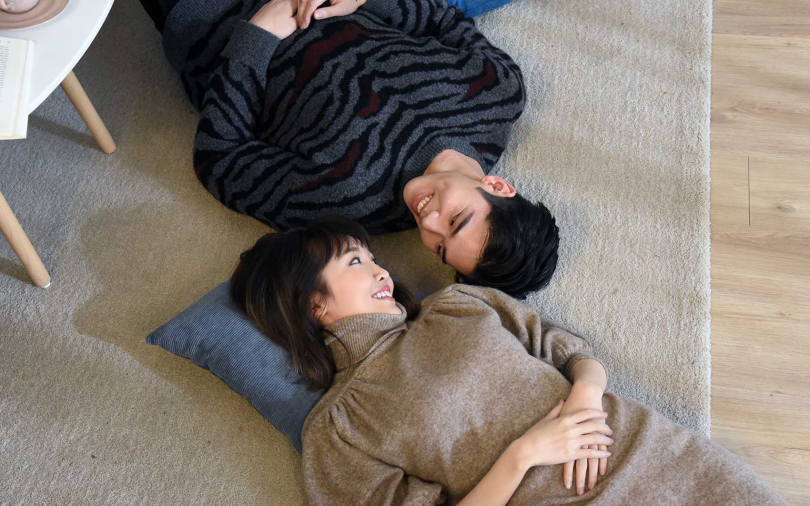 「一見面就躺下」　張若凡出輯合作周興哲兄弟檔　