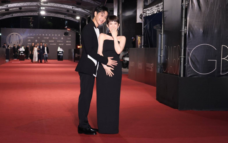 金鐘58／劉冠廷、孫可芳「一家三口」甜蜜走紅毯　他向寶寶喊話：要貼扁扁喔