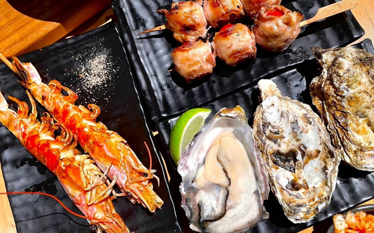 串燒居酒屋推「海陸套餐」！生蠔、天使紅蝦、五花包番茄一次享用！
