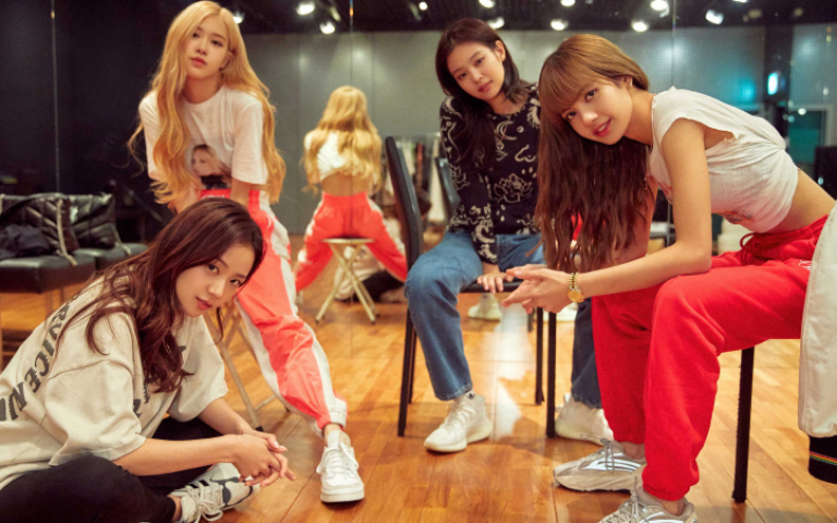 BLACKPINK自製糖葫蘆險釀禍 24小時被跟拍超尷尬
