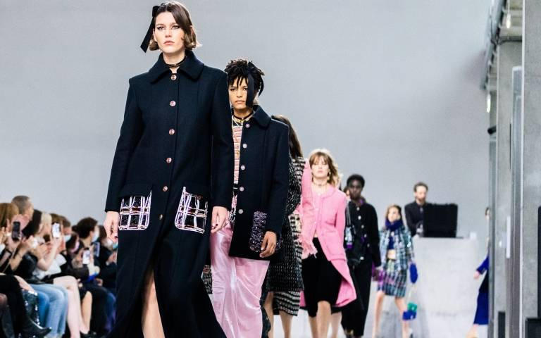 CHANEL 年度工坊大秀：休閒、塗鴉細節的優雅詮釋，以幾何刺繡穿上全新 Métiers d’art 工坊總部「le19M」