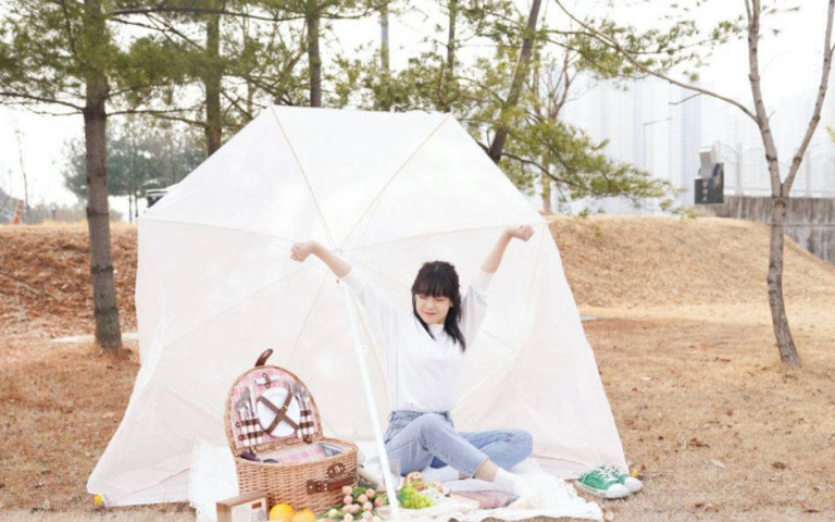 將地墊與陽傘結合在一起!韓國野餐神器「陽傘帳篷」