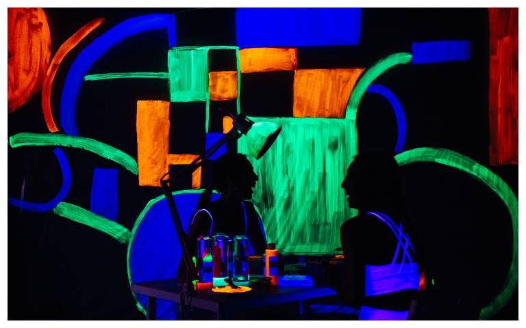 一場解放成人的塗鴉展！《在家：螢光體驗展》打造魔幻螢光畫廊