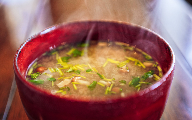 想快速溶解味噌？餐廳主廚：只要利用湯裡有的食材就可以了