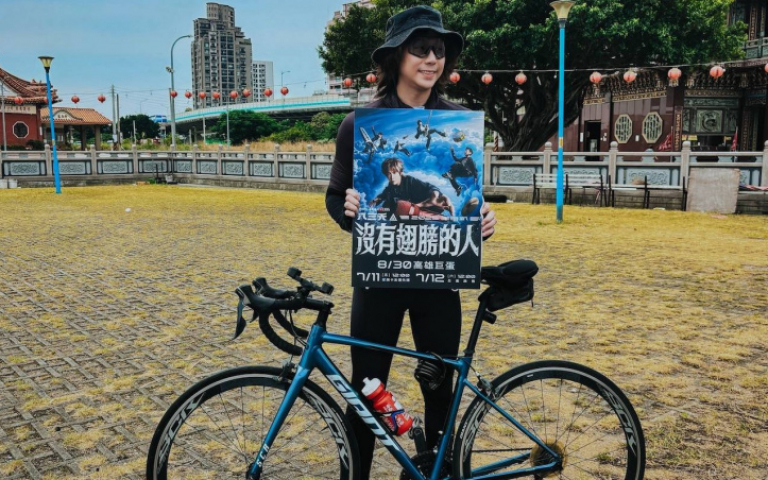 八三夭催票演唱會飆騎單車到高雄　喊話粉絲：歡迎餵食打氣