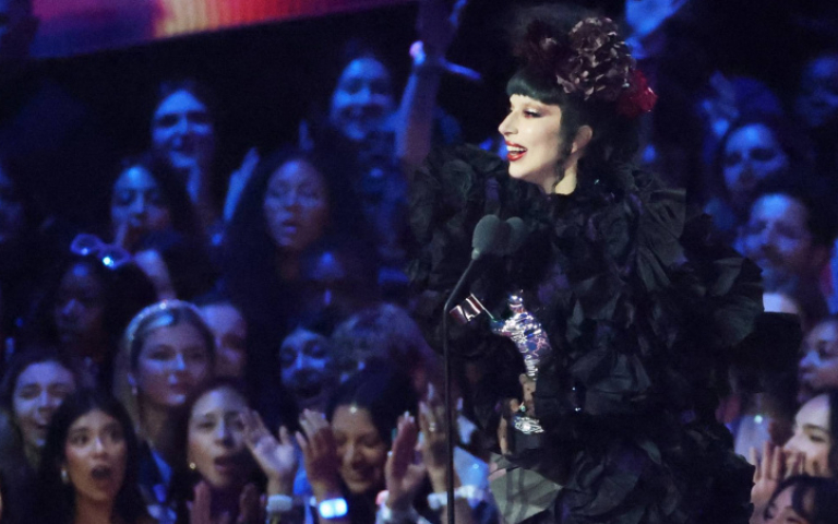女神卡卡驚喜現身VMA抱4獎　〈The Dead Dance〉魔性舞步嗨翻全場