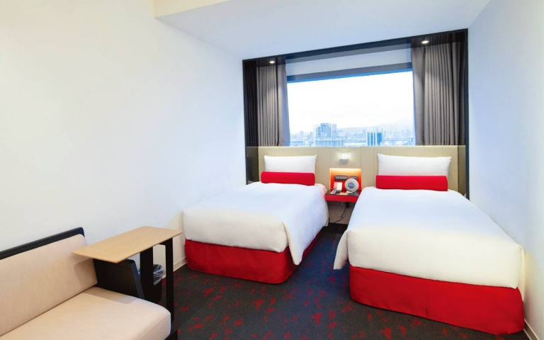 飯店住房專案贈1千元紅包，屬兔的人升等豪華客房、送紅酒！