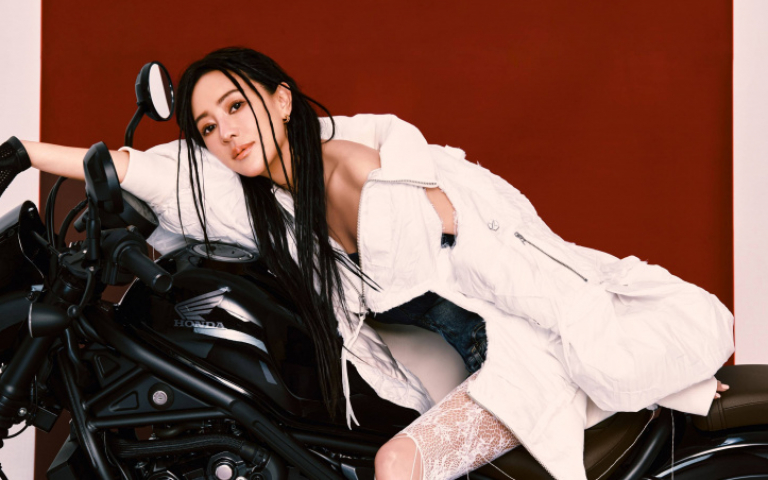 關穎為藍心湄亮相　豪送友人絕版包