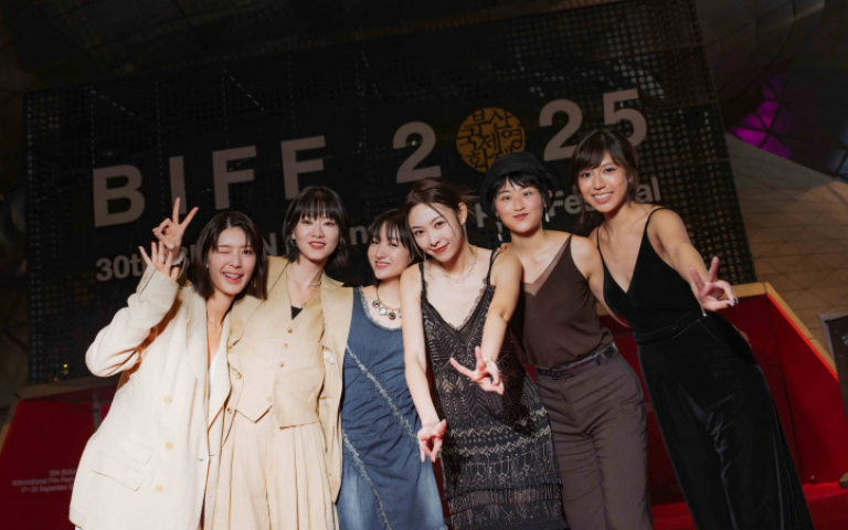 《女孩不平凡》釜山影展世界首映紅毯亮相　「女神聯盟」一字排開超吸睛