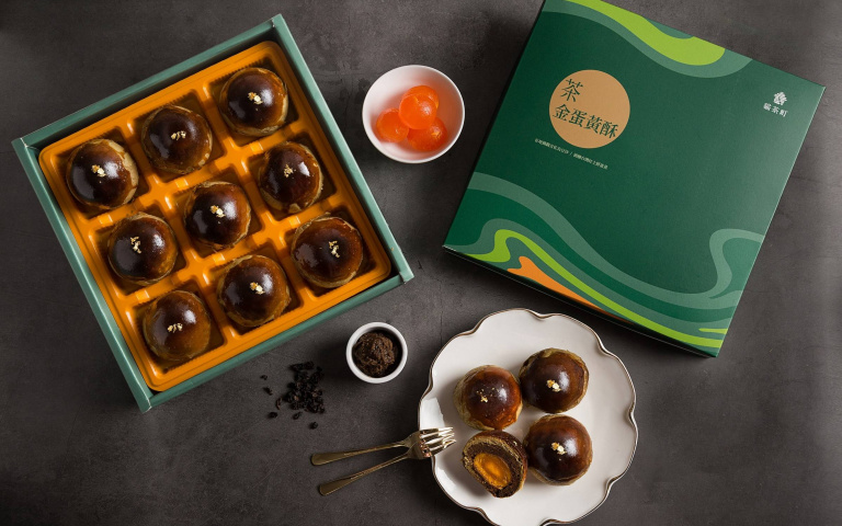 鹹蛋黃控快衝!超黑「鐵觀音茶金蛋黃酥」新登場,濃茶酒香超欠吃!