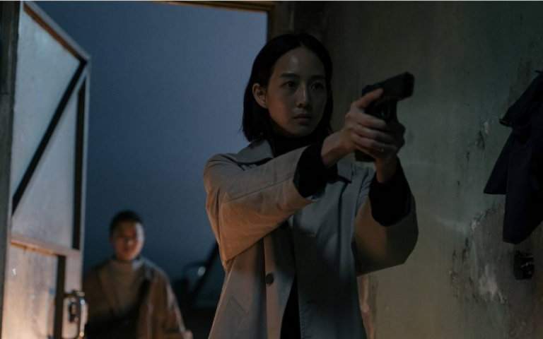 張鈞甯在家苦練持槍擒拿術   《查無此心》扮女警瘦成紙片人