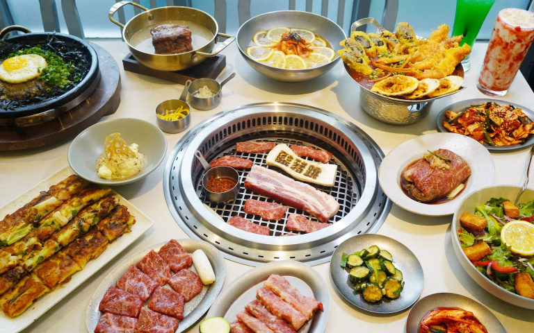 台中韓式燒肉名店出奇招　「笨豬跳」改裝為未來感實驗室　加購盲盒抽頂級雙人套餐