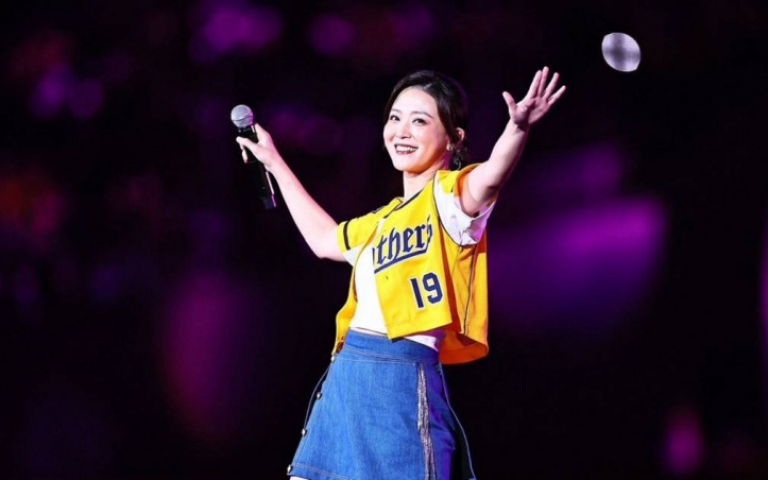 卓文萱首登大巨蛋一圓兒時夢想　開心與王建民握手「不小心無視許基宏」