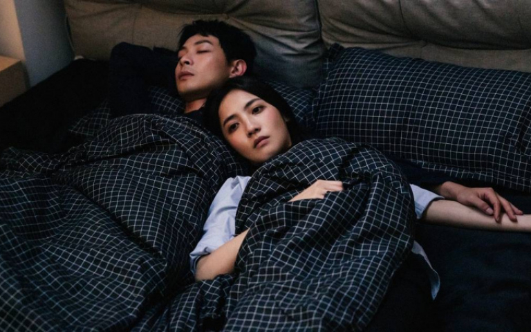 連晨翔婚後睡上林映彤　靠瞳孔放大片「重回大學生模樣」