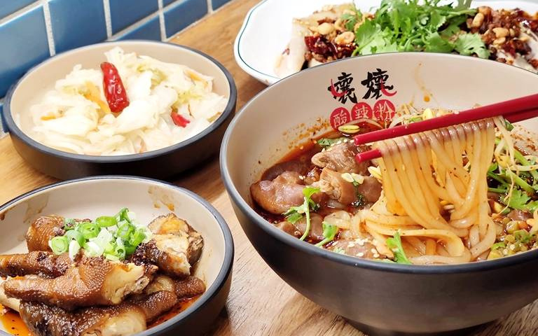 巨型燒酒螺、土雞鳳爪嚐過沒?麻辣鍋名店新品牌「酸辣粉」話題多