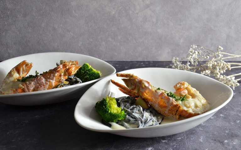 港式餐廳活動,送明星商品!龍蝦、海膽、羊小排等八道美食,情侶們開吃!
