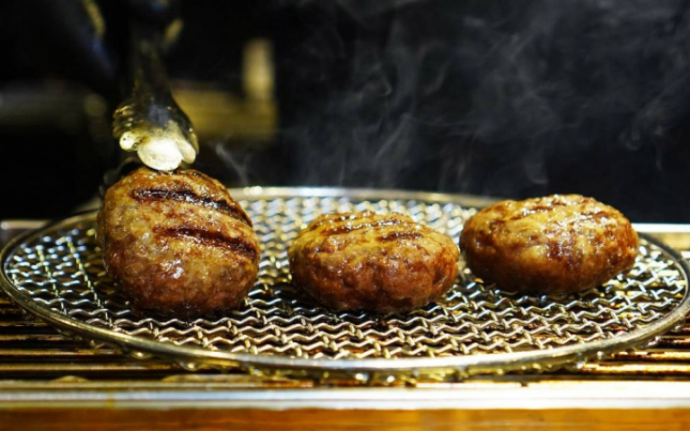 手打漢堡排又一發!「焱の挽肉」首店開幕 8月底前漢堡排、白飯免費續