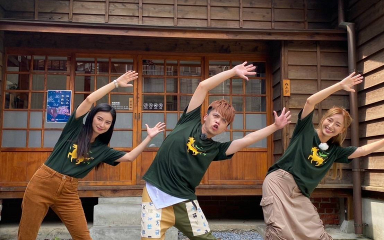 網紅蔡阿嘎手腳綁紅線差點變重婚？阿達慘被「牠」襲臀大叫！