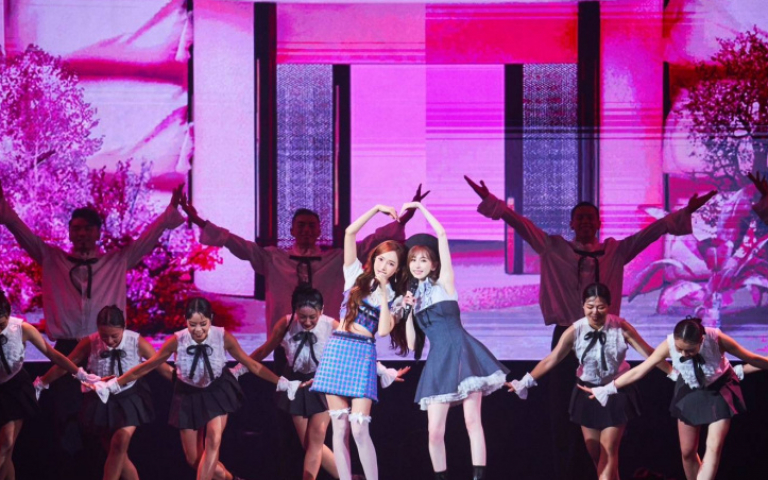 Jessica驚喜現身小巨蛋   助陣好姐妹王心凌甜唱〈愛你〉