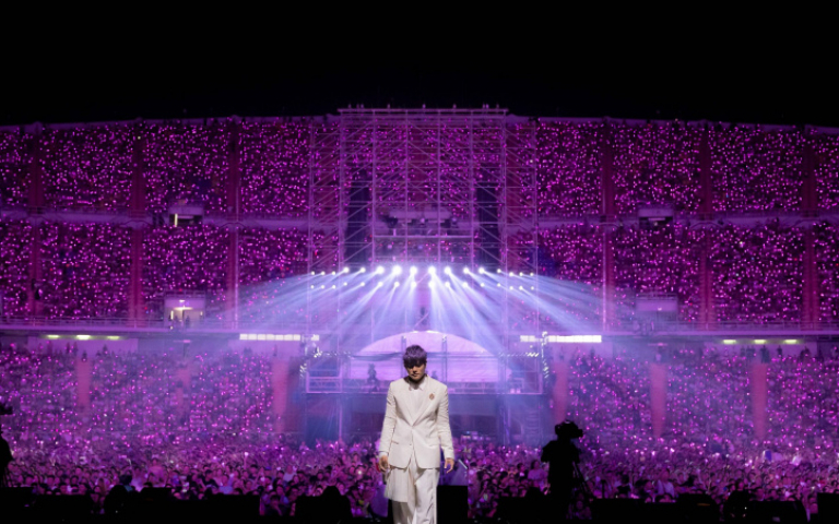 周杰倫首度挑戰精品代言　泰國歌迷見證量身打造新衣