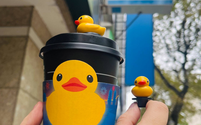 全家推超萌「黃色小鴨」杯塞　限量兩萬個要搶要快