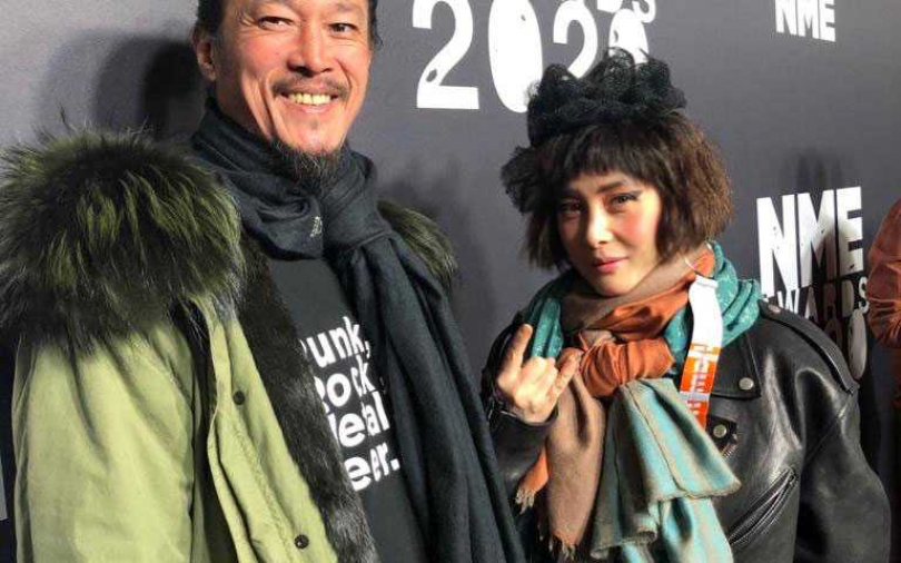 何超攜手老公赴英參加頒獎典禮　目擊饒舌歌手騷擾女主持